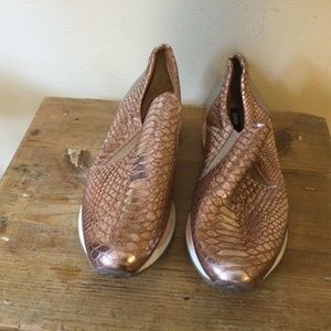 ZINDA Woman’s Loafer size 9.5 New w/Defect Peach/Metallic/Reptile